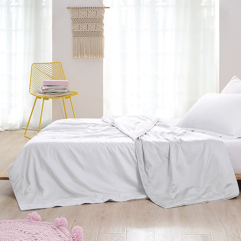 Light Warmth 300-Thread Count Silk Comforter